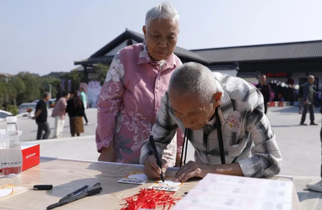 “‘九九重阳，‘庾’你相伴’株洲市社会组织助力乡村振兴创新实践基地”揭牌暨重阳节关爱活动温暖樟霞村